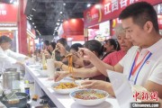 命理测算“嗦粉”经济火热 中国多地“食力”出圈